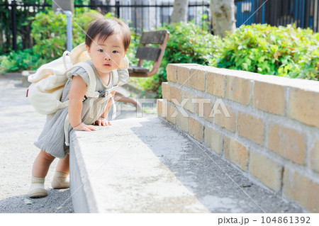 公園で遊ぶ赤ちゃん　1歳　晴れた日　コピースペース 104861392
