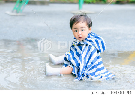 水たまり遊び　赤ちゃん　雨の日 104861394