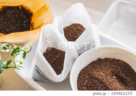 お茶パックに入れた乾燥させたコーヒーかす お茶パックに入れた乾燥させたコーヒーかす 104862255