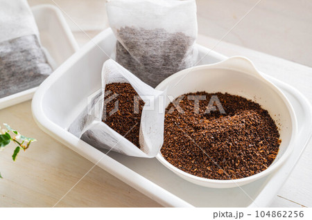 お茶パックに入れた乾燥させたコーヒーかす お茶パックに入れた乾燥させたコーヒーかす 104862256