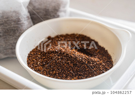 再利用 抽出後に乾燥させたコーヒーかす 再利用 抽出後に乾燥させたコーヒーかす 104862257