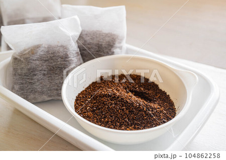 再利用 抽出後に乾燥させたコーヒーかす 再利用 抽出後に乾燥させたコーヒーかす 104862258