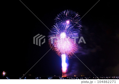 大曲花火大会 2022　雨天決行花火　第94回全国花火競技大会 8月27日 秋田県大仙市 104862271