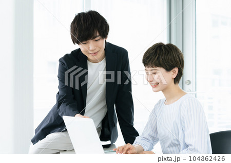 パソコン作業を指示する若手社員 パソコン作業を指示する若手社員 104862426