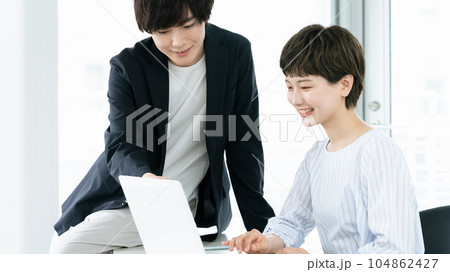 パソコン作業を指示する若手社員 104862427