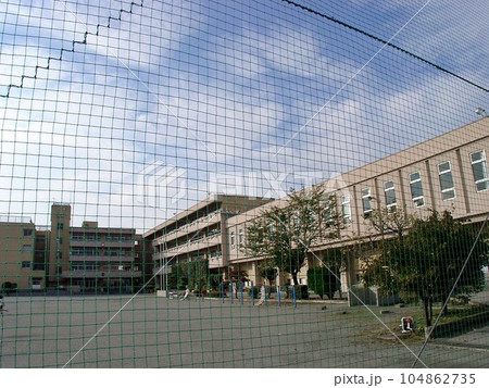 尾島町標。｢太田市立尾島小学校(2010.10)｣ 町の  ほぼ中央にあり おじま保育園が隣接(後に 104862735