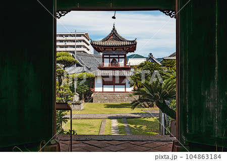 長崎 興福寺 三江会所門から鐘鼓楼を望む 104863184