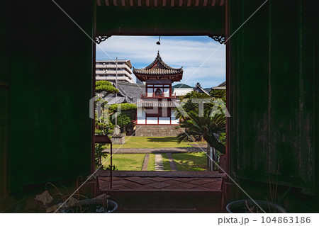 長崎 興福寺 三江会所門から鐘鼓楼を望む 104863186