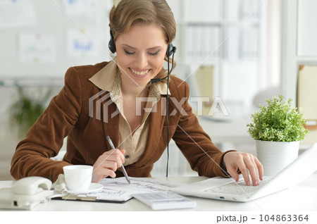 Portrait of young businesswoman 104863364