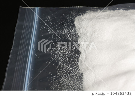 チャック付のストックバッグに入った食塩 104863432