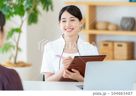 エステティシャンの若い女性 104863487