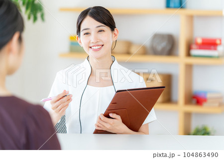 エステティシャンの若い女性 エステティシャンの若い女性 104863490