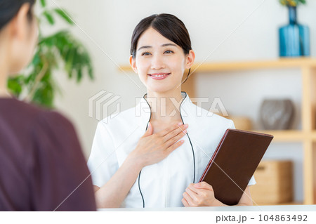 エステティシャンの若い女性 104863492