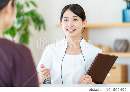 エステティシャンの若い女性 エステティシャンの若い女性 104863493