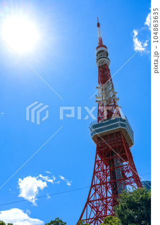 青空と大きな太陽が美しい東京のシンボルタワー方面の景色｜東京都港区 104863635