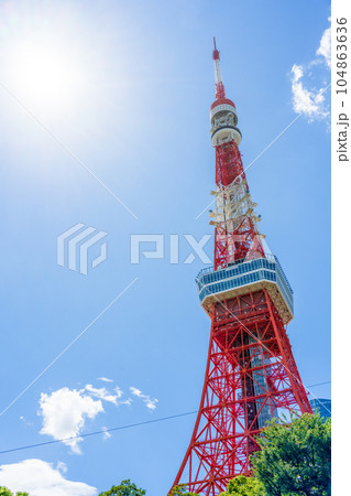 青空と大きな太陽が美しい東京のシンボルタワー方面の景色｜東京都港区 104863636