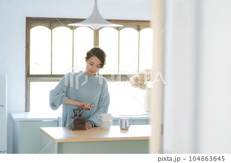 コーヒーを淹れる女性 104863645