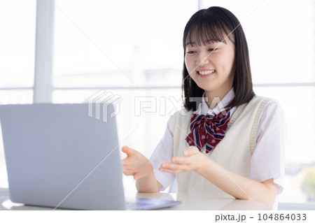 オンライン授業を受ける女子高生 104864033