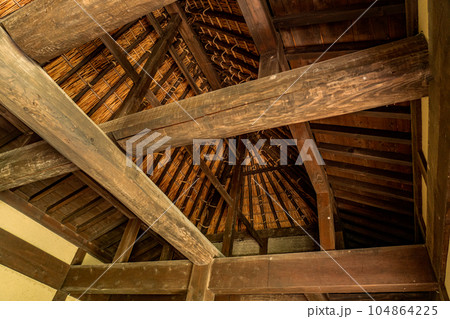 日本家屋の屋根組の裏側のイメージ 日本家屋の屋根組の裏側のイメージ 104864225