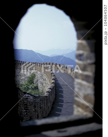 万里の長城 アーチ窓から見える長城と山並み 104864507