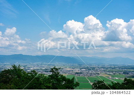 猪子山から遠望する琵琶湖東側の平野地帯 104864522