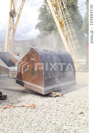 The metal construction surface before and after the sandblasting. The metal construction surface before and after the sandblasting. 104864530