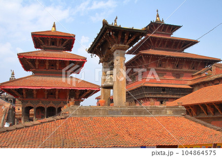南アジアのネパール世界文化遺産カトマンドゥ盆地 古都パタンのダルバール広場のタレジュの鐘と寺院群 南アジアのネパール世界文化遺産カトマンドゥ盆地 古都パタンのダルバール広場のタレジュの鐘と寺院群 104864575