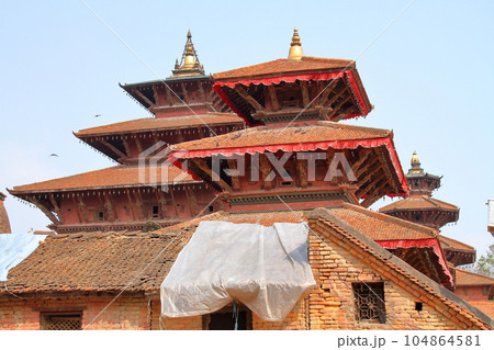南アジアのネパール世界文化遺産カトマンドゥ盆地　古都パタンのダルバール広場の寺院群 104864581