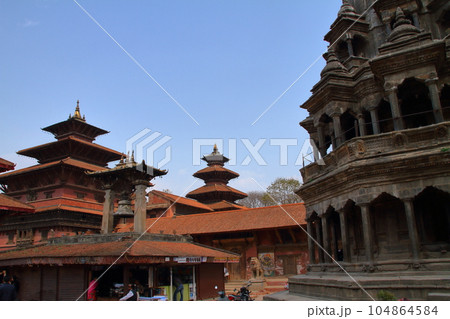 南アジアのネパール世界文化遺産カトマンドゥ盆地　古都パタンのダルバール広場のタレジュの鐘と寺院群 104864584
