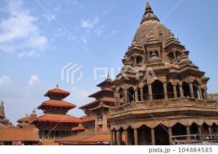 南アジアのネパール世界文化遺産カトマンドゥ盆地 古都パタンのダルバール広場のクリシュナ寺院と寺院群 南アジアのネパール世界文化遺産カトマンドゥ盆地 古都パタンのダルバール広場のクリシュナ寺院と寺院群 104864585