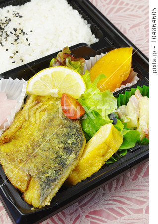 さばのカレー揚げ弁当 104864605