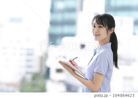 若い女性介護士 104864623