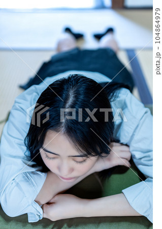 制服を着たまま寝転ぶ女子高生 104864979