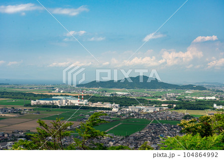 猪子山から俯瞰する湖東の水田地帯 104864992