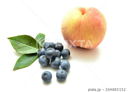ブルーベリーと桃　 104865152