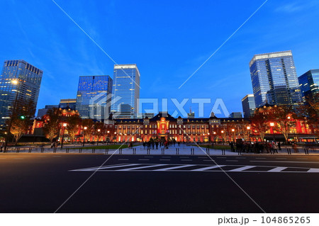 【東京都】JR東京駅の夜景（丸の内イルミネーション） 104865265