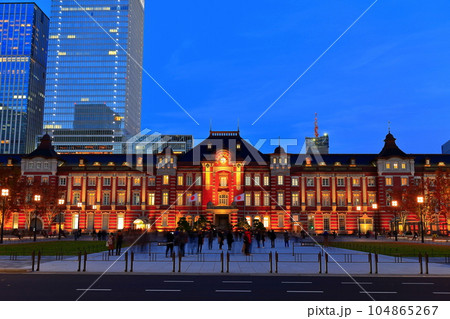 【東京都】JR東京駅の夜景（丸の内イルミネーション） 104865267