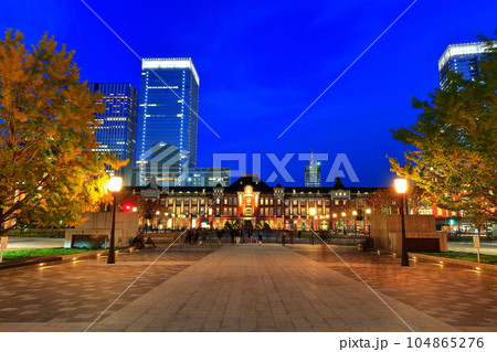 【東京都】JR東京駅の夜景（丸の内イルミネーション） 104865276