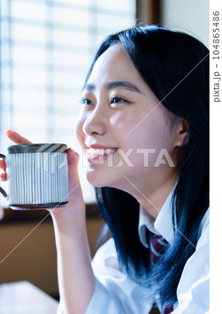 部屋でコーヒーを飲んでくつろぐ女子高生 104865486