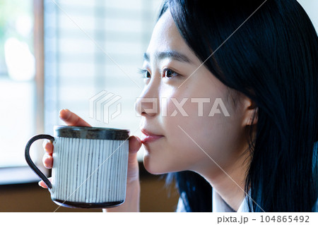 部屋でコーヒーを飲んでくつろぐ女子高生 部屋でコーヒーを飲んでくつろぐ女子高生 104865492