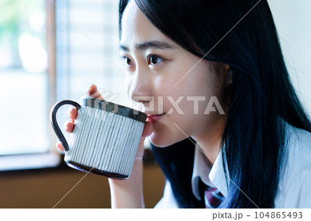部屋でコーヒーを飲んでくつろぐ女子高生 部屋でコーヒーを飲んでくつろぐ女子高生 104865493