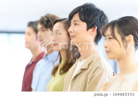 整列して話を聞く若いビジネスパーソン 整列して話を聞く若いビジネスパーソン 104865555