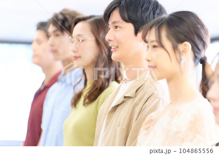 整列して話を聞く若い男女 整列して話を聞く若い男女 104865556