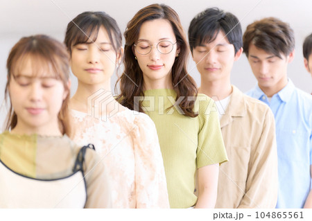目を閉じる若い女性や男性 104865561
