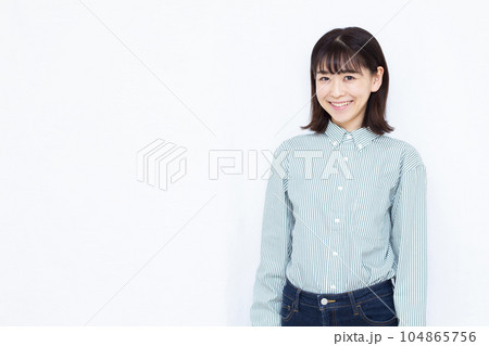 白い背景の前に立つ笑顔の30代の女性 104865756