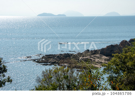 岡山県浅口市寄島町 寄島園地展望台から見る三ツ山 岡山県浅口市寄島町 寄島園地展望台から見る三ツ山 104865786
