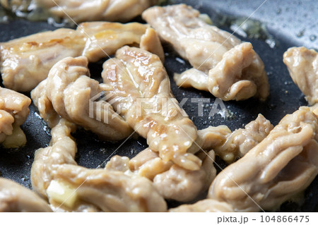 鶏肉(若鶏セセリ)をフライパンで炒める調理シーン。 鶏肉(若鶏セセリ)をフライパンで炒める調理シーン。 104866475
