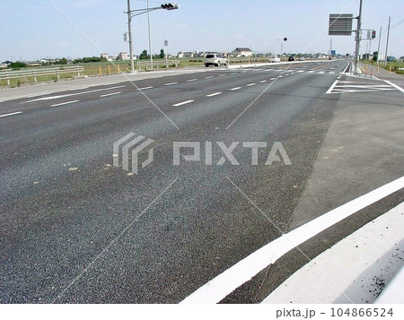 国道17号上武道路。｢安養寺(東)交差点｣ から阿久津交差点方面を望む。白い建物は尾島武道館 104866524