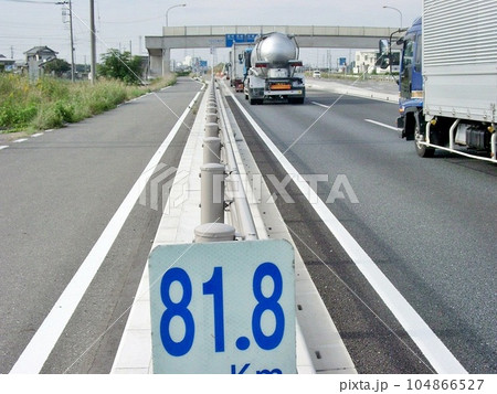 国道17号上武道路。「安養寺(東)交差点」 から北西面にある東京から81.8km地点のキロポスト 国道17号上武道路。「安養寺(東)交差点」 から北西面にある東京から81.8km地点のキロポスト 104866527