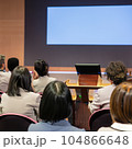 講演会を聞く人々の後ろ姿 104866648